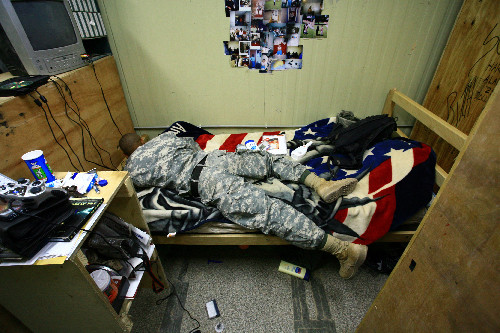 Lý giải cho việc lính Mỹ bị "chấn động não " sau vụ việc, các chuyên gia quân sự cho biết có hai nguyên nhân có thể dẫn tới vấn đề này. Một là do căng thẳng kéo dài dẫn đến stress, mất ngủ; hai là do tự thương. Nguồn ảnh: BI.