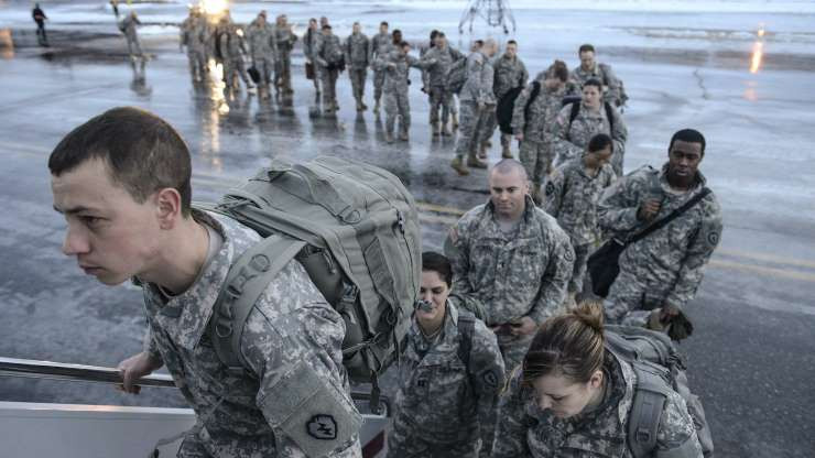 Căn cứ Fort Wainwright có diện tích 697.475 mẫu, ở Alaska.