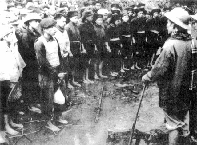 Nếu chia ra đầu người, mỗi thanh niên xung phong sẽ phải đảm bảo duy trì sự thông suốt của gần nửa cây số đường vượt rừng, vượt đèo, vượt sông, suối bất chấp bom đạn Mỹ đánh phá ác liệt suốt ngày đêm. Nguồn ảnh: TL.