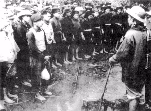 Nếu chia ra đầu người, mỗi thanh niên xung phong sẽ phải đảm bảo duy trì sự thông suốt của gần nửa cây số đường vượt rừng, vượt đèo, vượt sông, suối bất chấp bom đạn Mỹ đánh phá ác liệt suốt ngày đêm. Nguồn ảnh: TL.