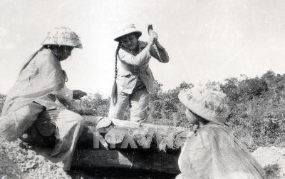 Tính trên toàn bộ tuyến đường Hồ Chí Minh huyền thoại, lực lượng Thanh niên xung phong với quân số bằng 10 sư đoàn đã xây dựng, bảo dưỡng và đảm bảo hoạt động của 67.700 km đường. Nguồn ảnh: TL.