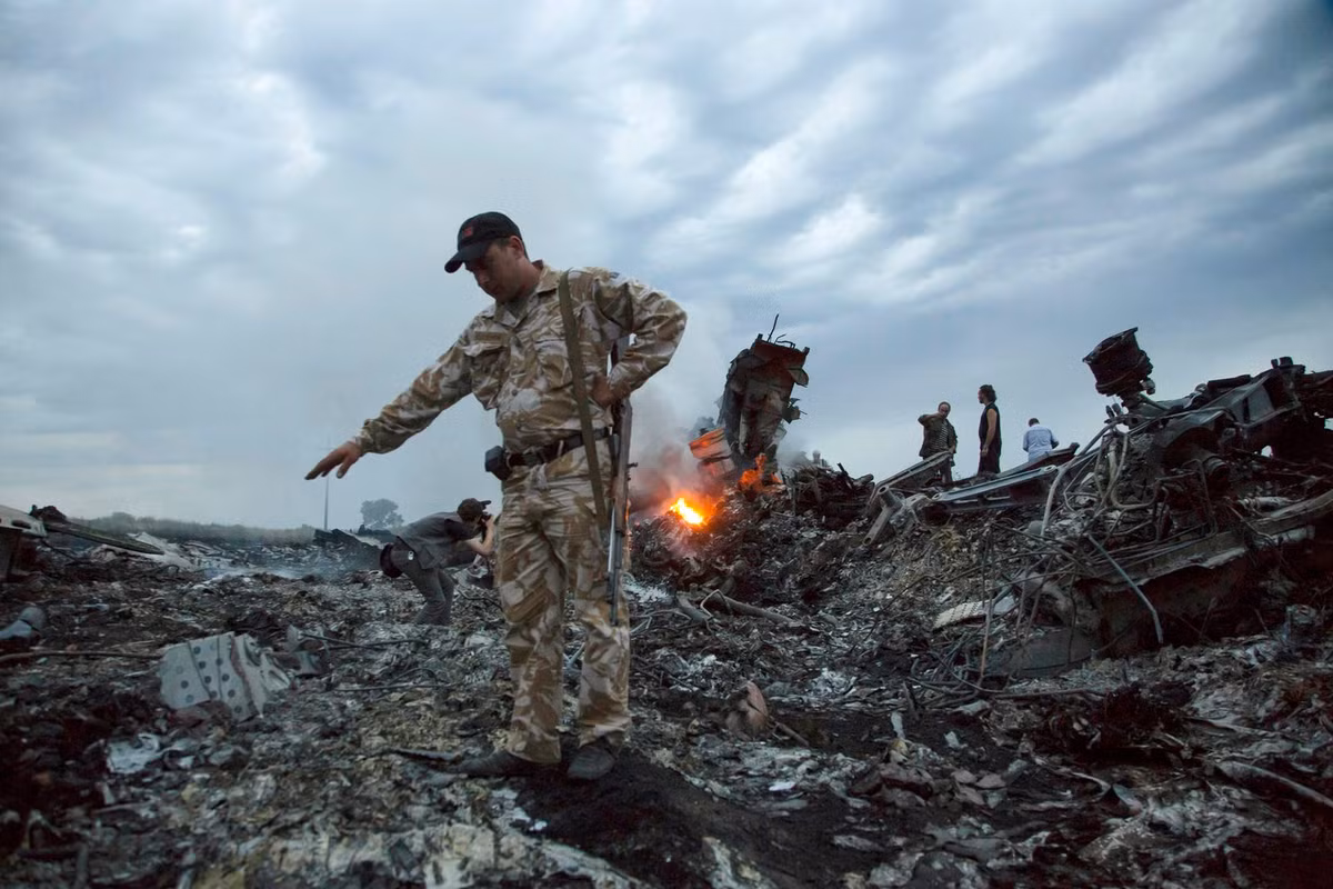 Đầu tiên và cũng là gần đây nhất chính là vụ rơi máy bay mang số hiệu MH17 của Hãng hàng không Malaysia khi bay trên bầu trời Ukraine. Nguồn ảnh: BI.