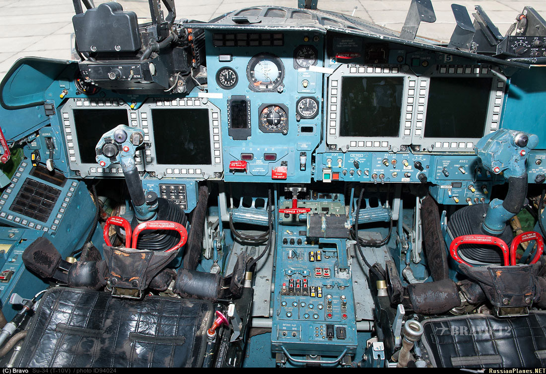 Thậm chí, để các phi công có thể dễ dàng ra - vào vị trí ngồi của mình, bảng điều khiển ở giữa của Su-34 còn có khả năng thu gọn, mở rộng. Nguồn ảnh: Rumil.