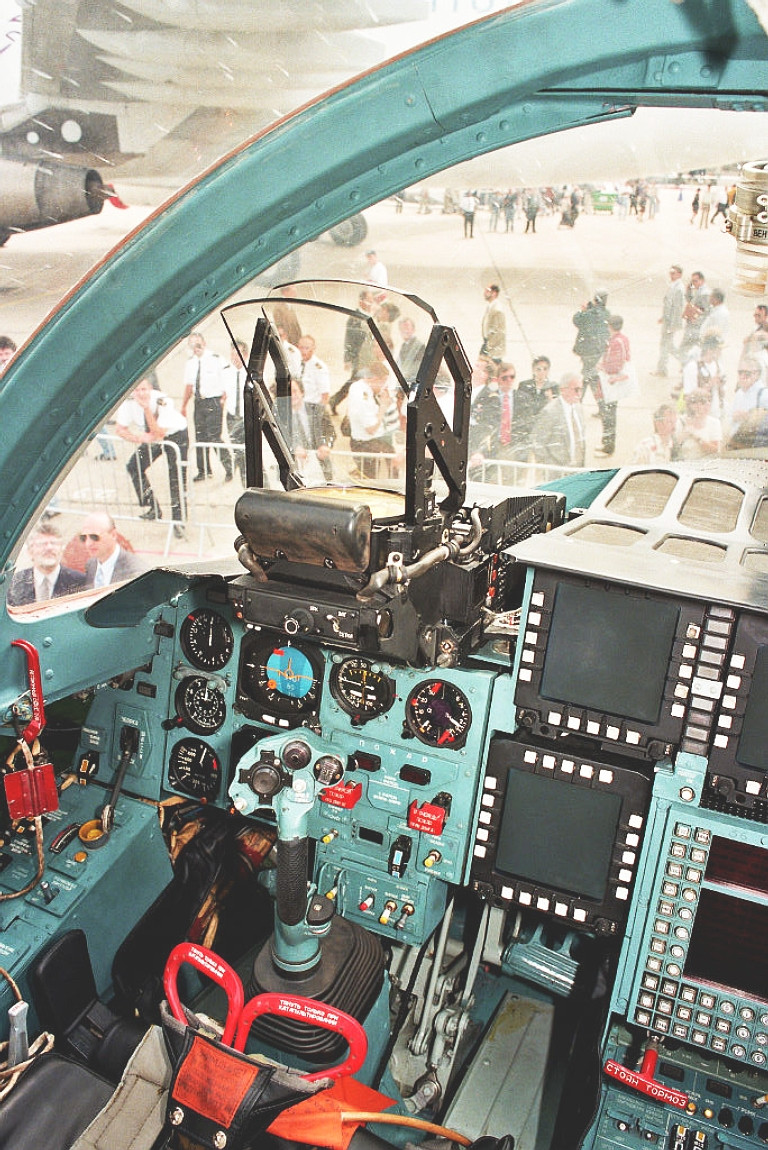 Vị trí của phi công lái chính trên tiêm kích - bom Su-34 của Không quân Nga. Nguồn ảnh: Rumil.