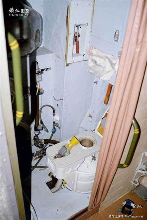 Đặc biệt, Su-34 còn được trang bị nhà vệ sinh riêng bên trong khoang lái. Nguồn ảnh: Rumil.