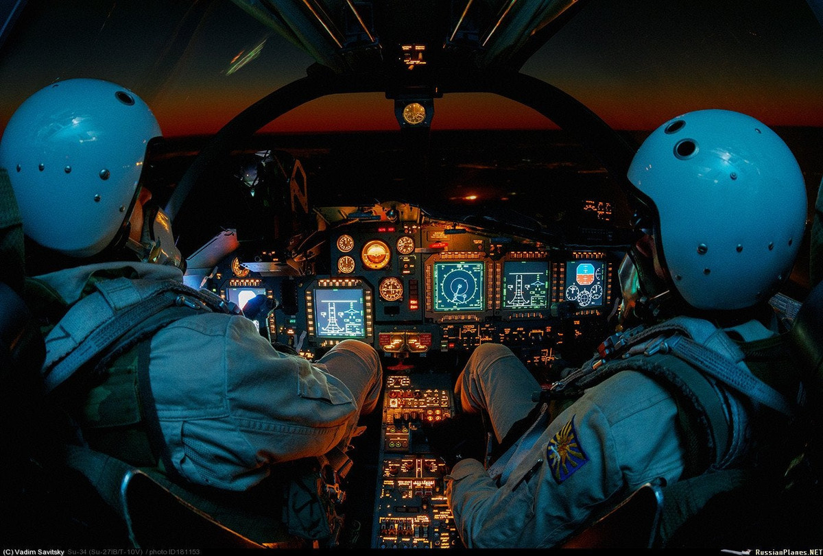 Kể cả với thể trạng to lớn của các phi công Nga, khoang lái của Su-34 vẫn rất thoải mái với diện tích rộng rãi, bố trí hợp lý. Nguồn ảnh: Rumil.