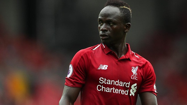 Sadio Mané năm nay 27 tuổi, thi đấu ở vị trí tiền đạo cánh phải của Liverpool.