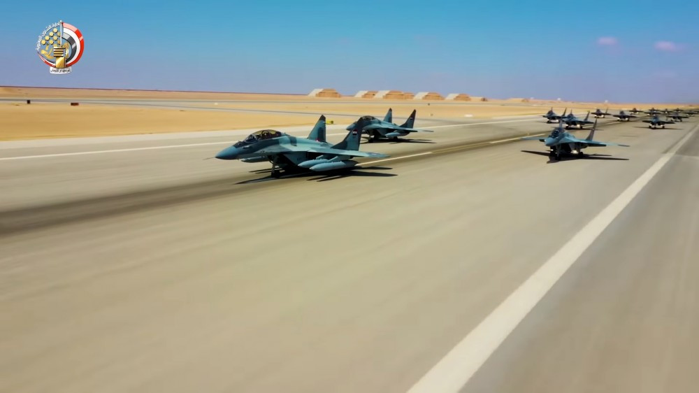 Trong đó, MiG-29M/M2 là phiên bản cơ sở của tiêm kích MiG-29 được sửa chữa lại với mục đích khiến tiêm kích có khả năng đa nhiệm linh hoạt hơn, mang được nhiều loại vũ khí hơn, tầm bay được mở rộng cùng khoang lái hiện đại hơn. Nguồn ảnh: Livejournal.