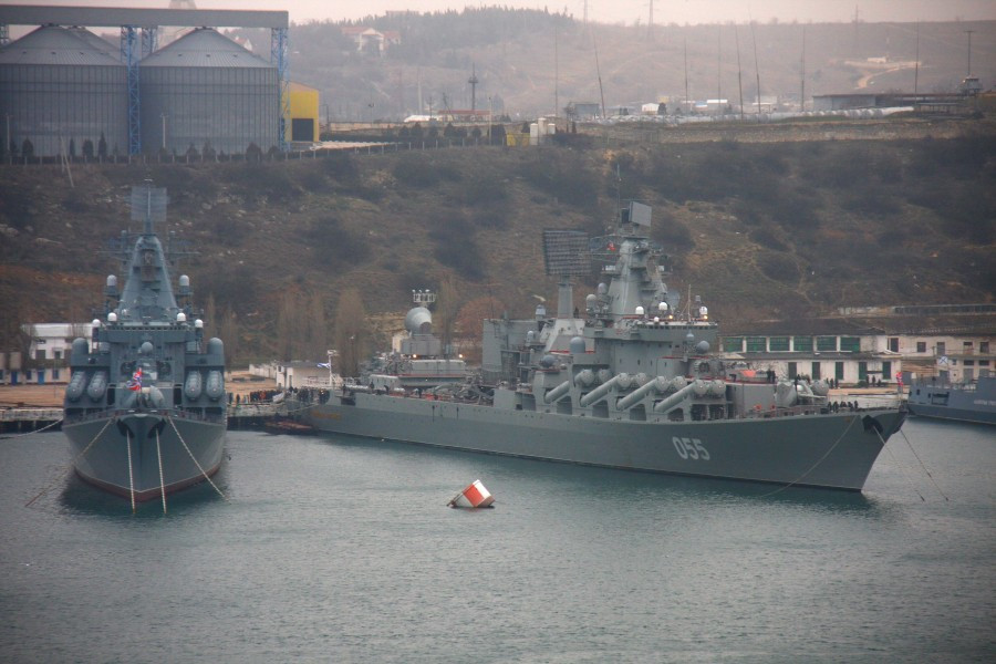 Được thiết kế theo kiểu tuần dương hạm hộ vệ tên lửa, các tàu tuần dương hạm lớp Slava của Nga có độ giãn nước lên tới 12.500 tấn, tàu có chiều dài 186 mét, lườn rộng 20,8 mét và mớm nước 8,4 mét. Nguồn ảnh: Rumil.