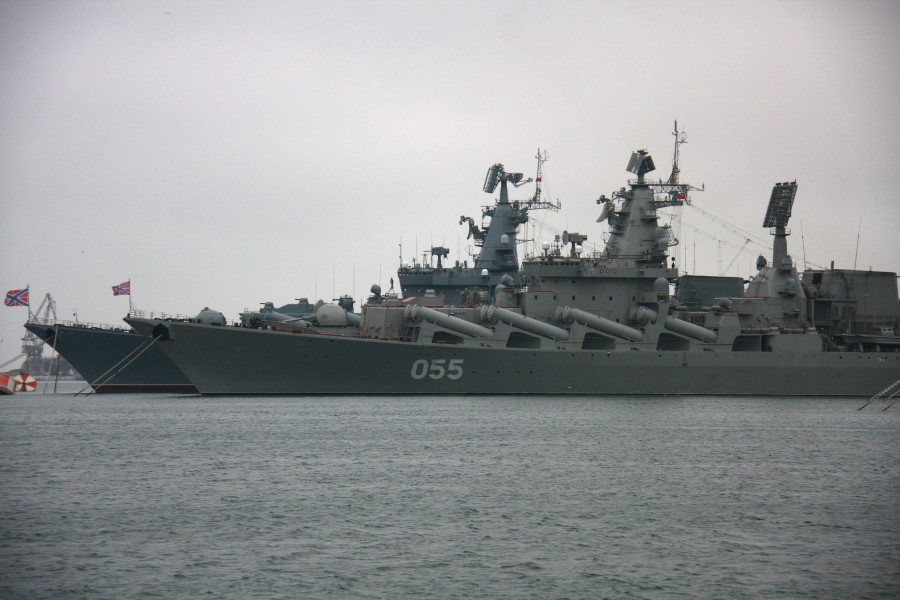 Tàu có biên chế thủy thủ đoàn rất đông, lên tới 485 người trong đó có 66 sĩ quan chỉ huy. Sở dĩ số lượng thủy thủ đoàn của các tuần dương hạm lớp Slava đông đến như vậy là do tàu được đóng theo công nghệ kiểu cũ, ít sử dụng tự động hóa. Nguồn ảnh: Rumil.