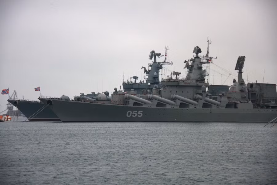 Tàu có biên chế thủy thủ đoàn rất đông, lên tới 485 người trong đó có 66 sĩ quan chỉ huy. Sở dĩ số lượng thủy thủ đoàn của các tuần dương hạm lớp Slava đông đến như vậy là do tàu được đóng theo công nghệ kiểu cũ, ít sử dụng tự động hóa. Nguồn ảnh: Rumil.