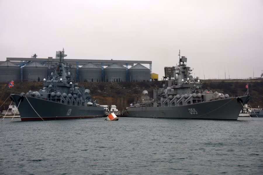  Tuần dương hạm Đô đốc Ustinov mang số thân 055 vừa hội ngộ với người anh em cùng lớp của mình là tuần dương hạm lớp Moscow số thân 121 tại cảng Sevastopol vào những ngày cuối cùng của năm mới vừa rồi. Nguồn ảnh: Rumil.