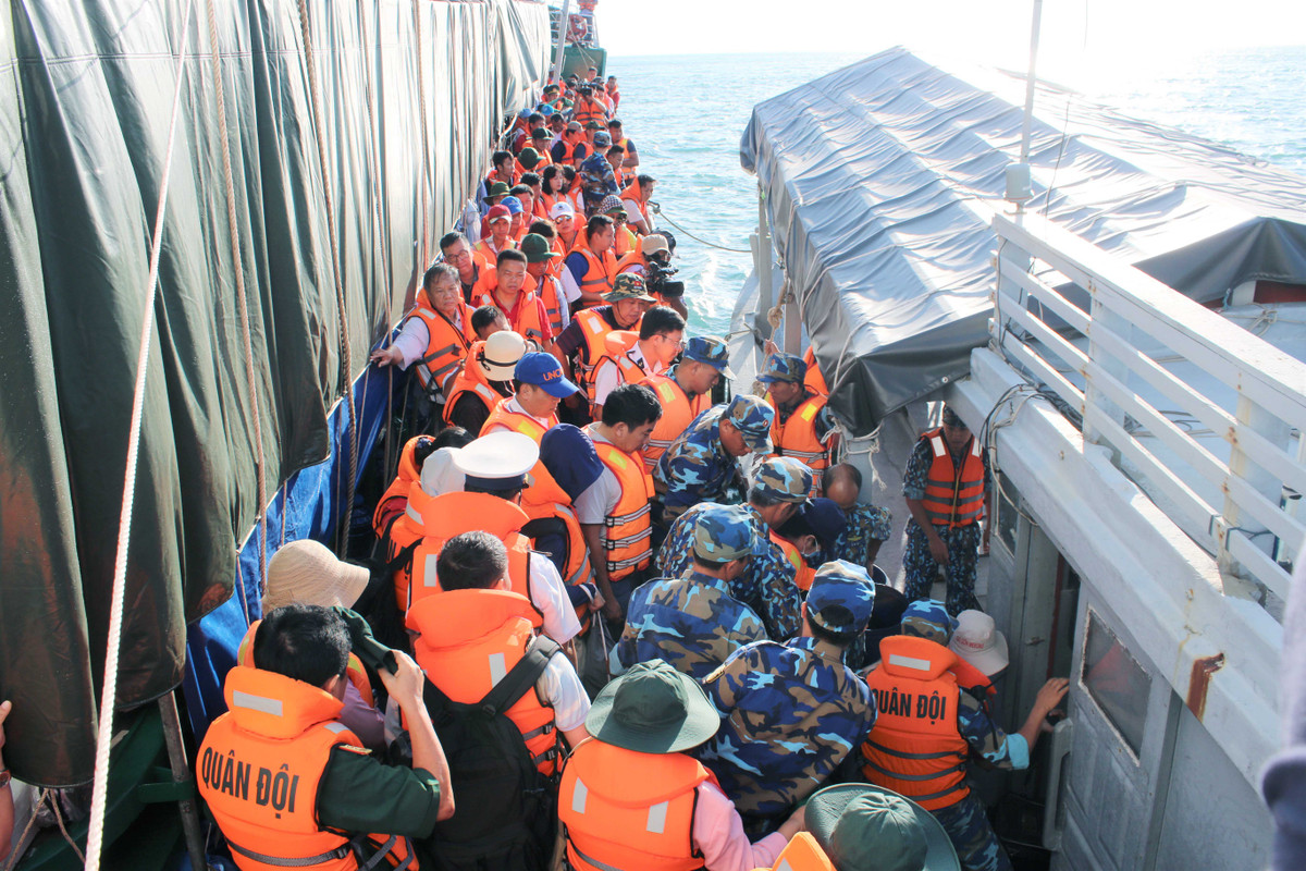 Đoàn công tác của vùng 5 hải quân với các đại biểu từ 9 tỉnh, thành phố phía Nam cùng 60 phóng viên cơ quan báo chí Trung ương lên tàu ra đảo Hòn Khoai. Ảnh: QĐND