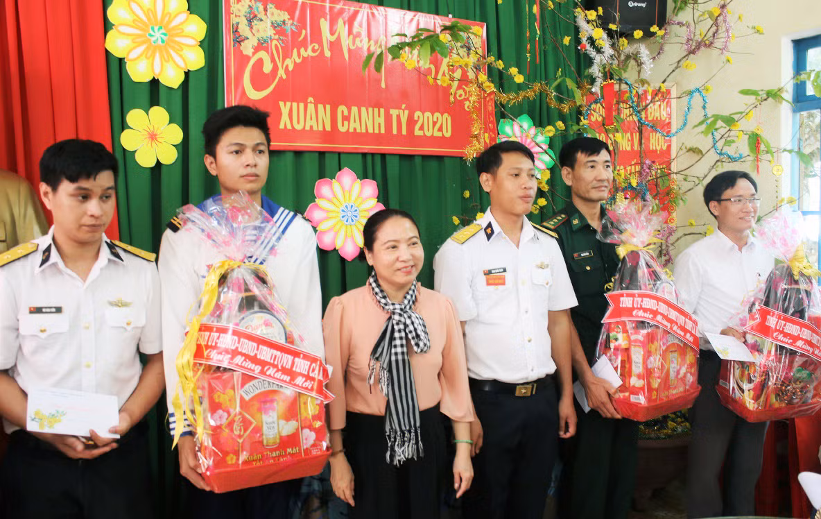 Đoàn công tác tặng quà và chụp ảnh kỷ niệm với các chiến sĩ trên đảo Nam Du. Ảnh: QĐND