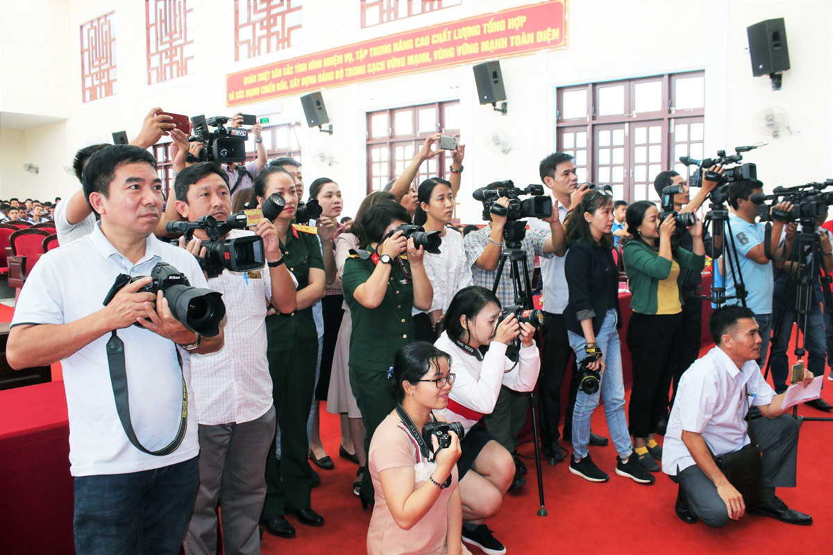 Các phóng viên tác nghiệp trong chuyến công tác. Ảnh: QĐND