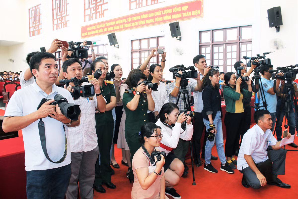 Các phóng viên tác nghiệp trong chuyến công tác. Ảnh: QĐND