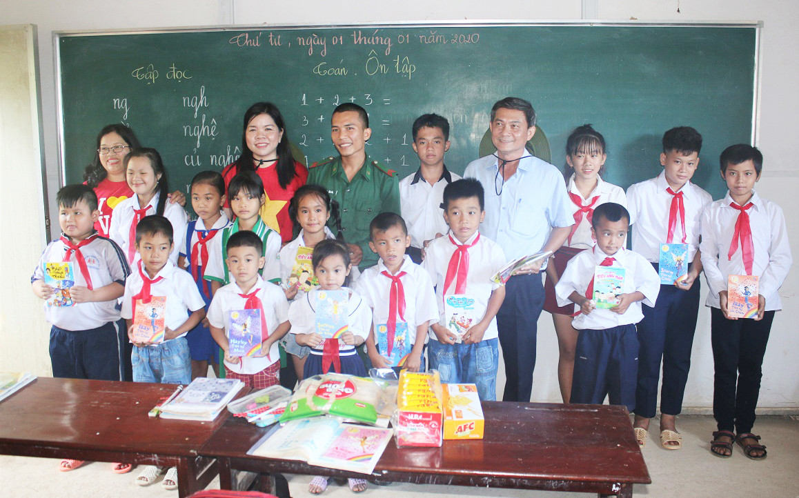 Đoàn công tác tặng quà cán bộ, chiến sĩ, nhân dân và các cháu học sinh trên các đảo. Ảnh: QĐND