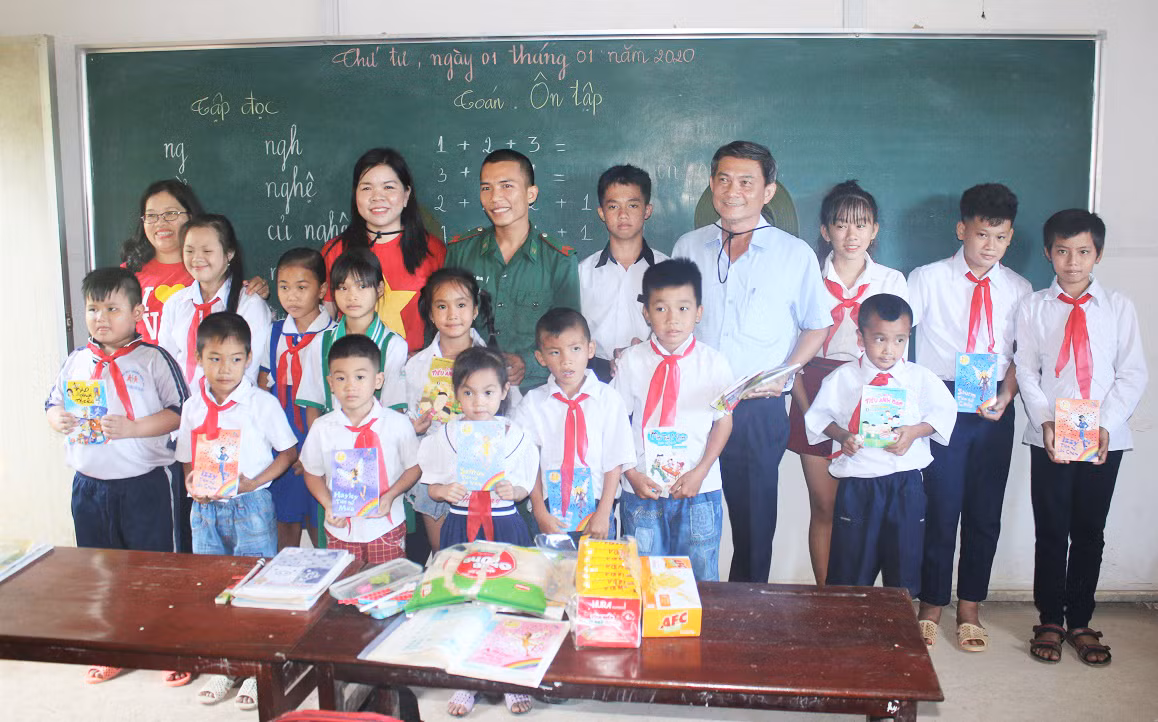 Đoàn công tác tặng quà cán bộ, chiến sĩ, nhân dân và các cháu học sinh trên các đảo. Ảnh: QĐND