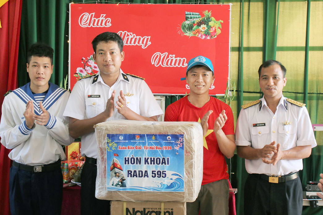 Những món quà tuy nhỏ bé về vật chất nhưng lại có ý nghĩa tinh thần rất to lớn với những chiến sĩ đóng quân ở hải đảo. Ảnh: QĐND