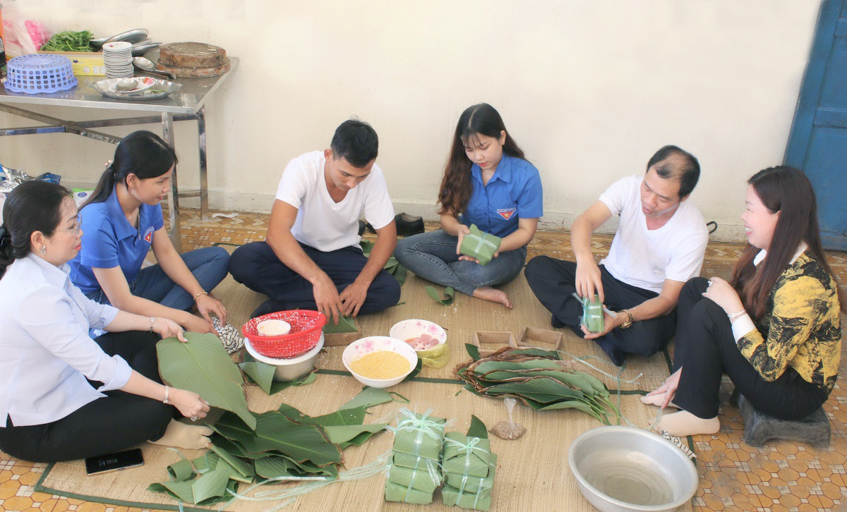 Tại đảo Thổ Chu, cán bộ, chiến sĩ Trạm ra đa 610, Vùng 5 Hải quân và thành viên đoàn công tác tổ chức gói bánh chưng. Ảnh: QĐND