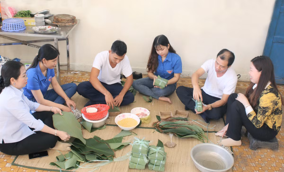 Tại đảo Thổ Chu, cán bộ, chiến sĩ Trạm ra đa 610, Vùng 5 Hải quân và thành viên đoàn công tác tổ chức gói bánh chưng. Ảnh: QĐND