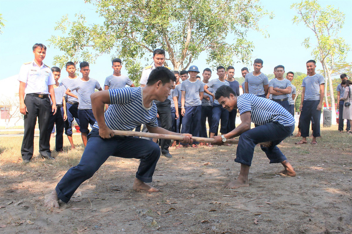 Hoạt động vui chơi đậm chất lính trong ngày Tết tại Tiểu đoàn 563, Vùng 5 Hải quân. Ảnh: QĐND