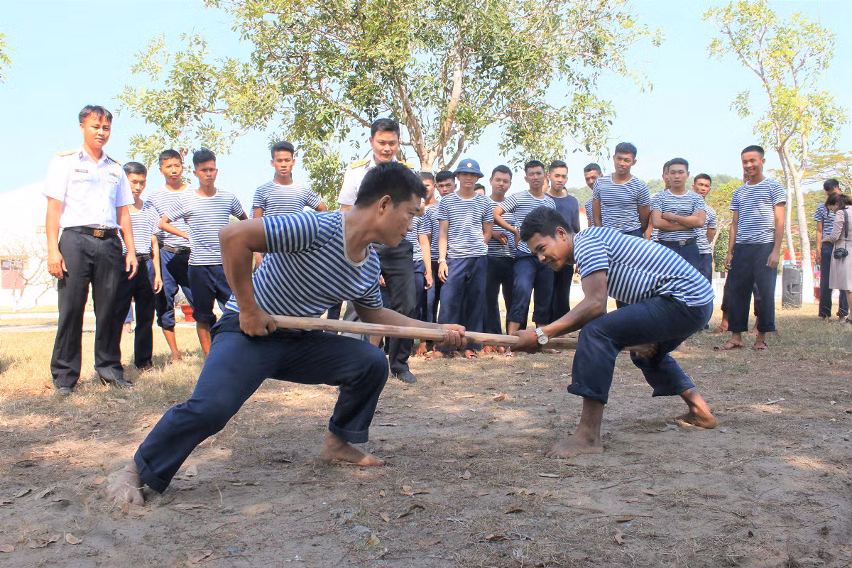 Hoạt động vui chơi đậm chất lính trong ngày Tết tại Tiểu đoàn 563, Vùng 5 Hải quân. Ảnh: QĐND