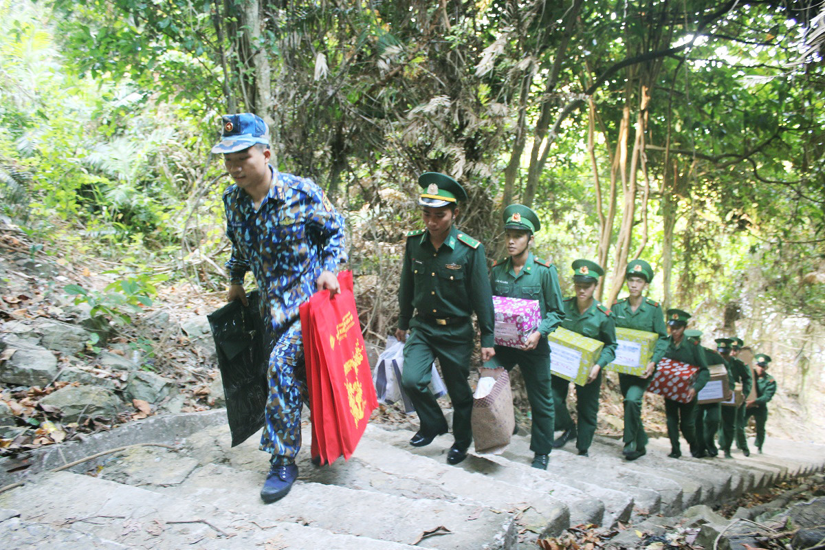 Quà tết được đoàn công tác và cán bộ, chiến sĩ chuyển lên đảo. Ảnh: QĐND