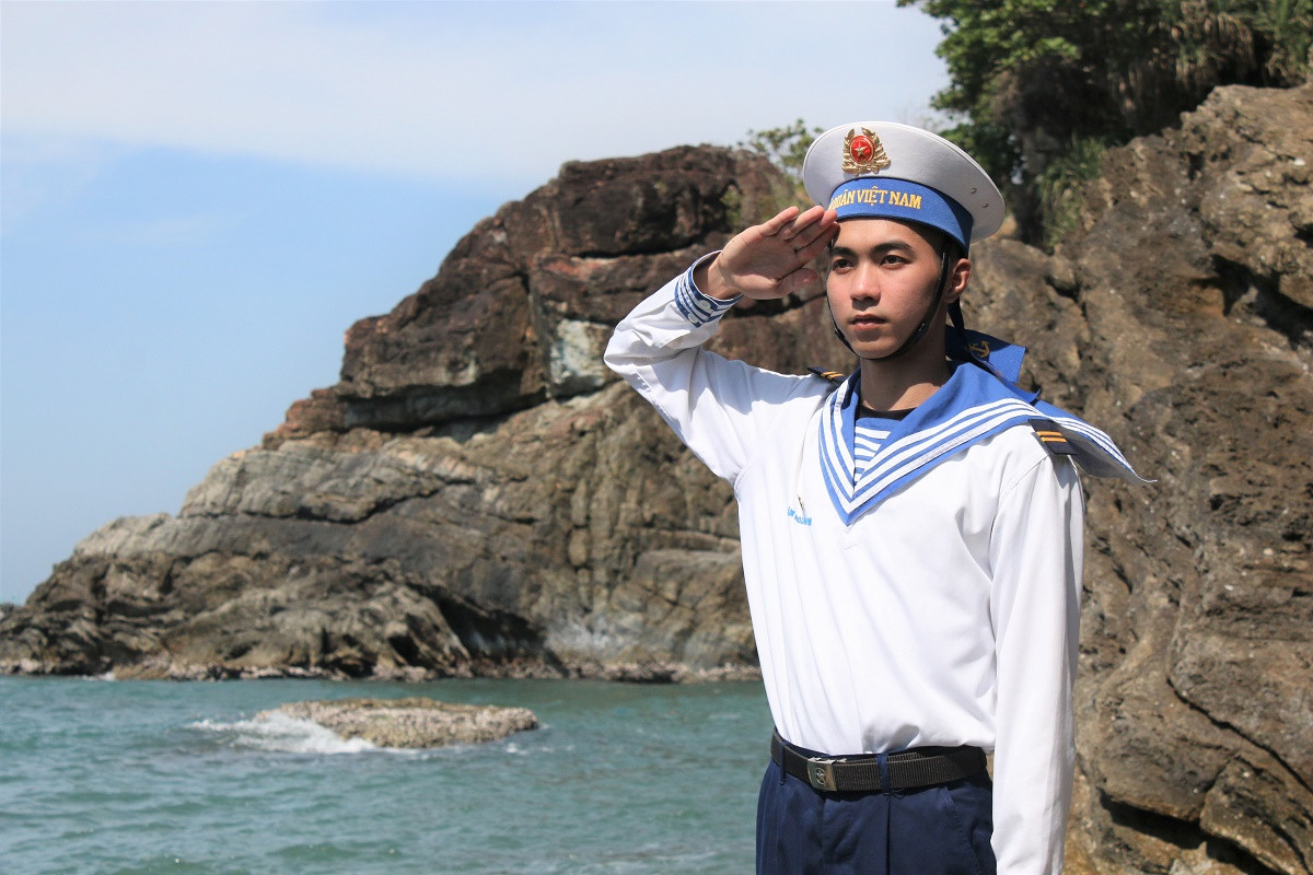 Chiến sĩ Trạm ra đa 615, Vùng 5 Hải quân chào chia tay đoàn công tác. Nguồn ảnh: Baohaiquanvietnam.