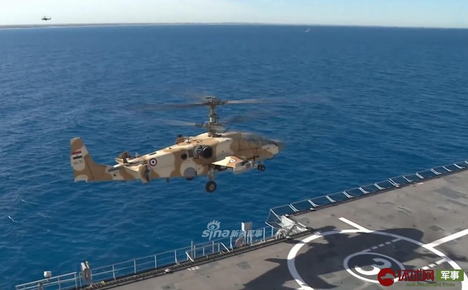 Sau đó, Ai Cập tiếp cận với Nga, ngỏ ý đặt mua một số lượng lớn trực thăng tấn công Ka-52 - loại trực thăng được cho là phù hợp nhất cho việc hoạt động trên tàu Gamal Abdel Nasser do nó vốn dĩ được thiết kế cho Hải quân Nga. Nguồn ảnh: Sina.