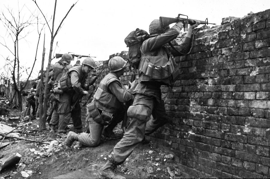 Ban đầu khi trận đánh diễn ra, do không muốn những di tích trong cố đô Huế bị hư hại và cũng vì thời tiết xấu, quân đội Mỹ chỉ sử dụng hoả lực bộ binh để đối đầu với quân giải phóng. Nguồn ảnh: Pinterest.