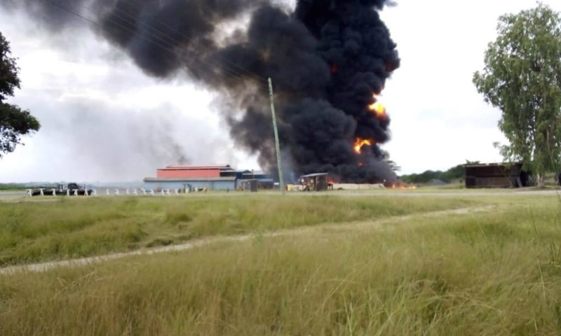 Không rõ kho nhiên liệu bên trong căn cứ có bị tấn công trúng hay không, tuy nhiên đám khói bốc ra từ vụ tấn công cao tới hàng trăm mét. Nguồn ảnh: Livejournal.