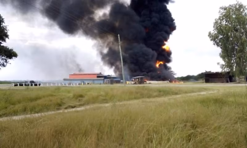 Không rõ kho nhiên liệu bên trong căn cứ có bị tấn công trúng hay không, tuy nhiên đám khói bốc ra từ vụ tấn công cao tới hàng trăm mét. Nguồn ảnh: Livejournal.