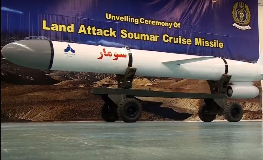 Và cuối cùng là Soumar - loại tên lửa Iran này thậm chí còn nguy hiểm hơn cả bộ ba kể trên khi có tầm bắn tới 2500 km, bắn tới một nửa Địa Trung Hải, đủ sức dội bão lửa xuống 1/3 lãnh thổ châu Âu. Nguồn ảnh: QQ.