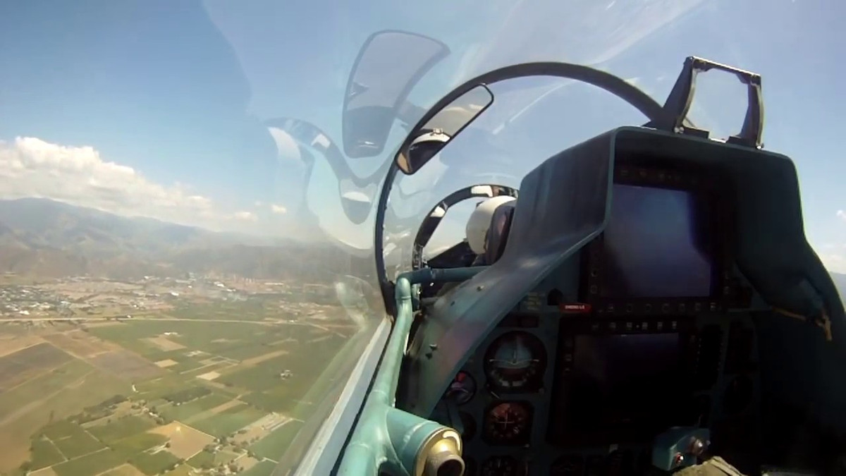 Hai khoang lái của tiêm kích Su-30MK2 Việt Nam được đặt tách biệt hoàn toàn và cũng phục vụ hai nhiệm vụ hoàn toàn khác nhau. Warcom.