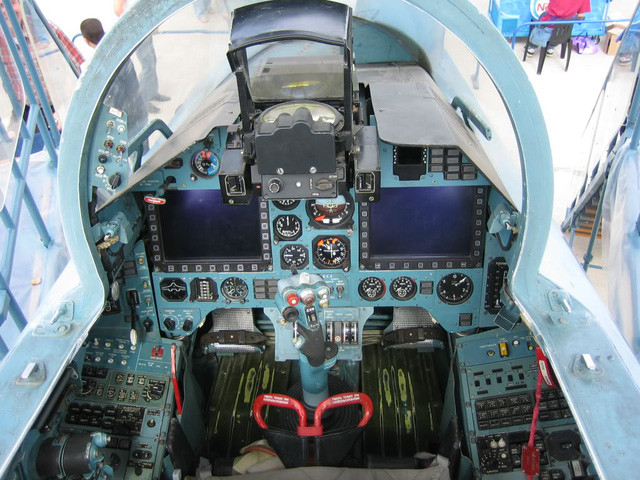 Ngoài ra ở vị trí này, hệ thống kính ngắm quang học cũng được thiết kế tinh vi hơn ở vị trí của phi công. Nguồn ảnh: Forces.