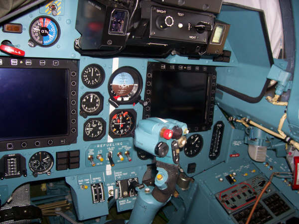 Trong khi đó khoang lái ở phía trước chiến đấu cơ là vị trí của sĩ quan hỏa lực. Nhiệm vụ chính của sĩ quan này là điều khiển hệ thống hỏa lực trên phi cơ. Nguồn ảnh: COMC.