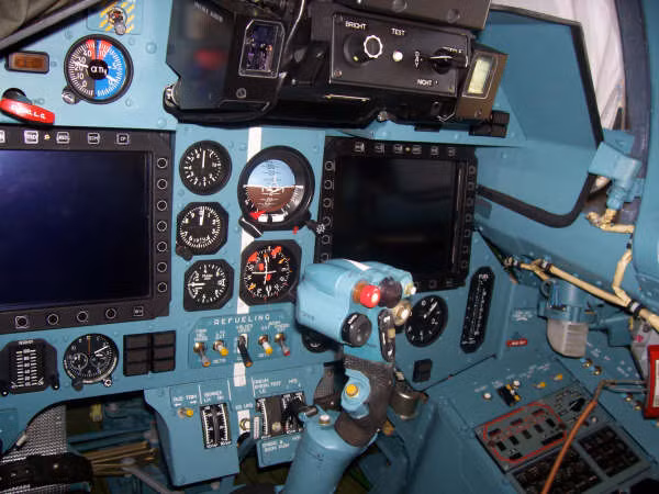 Trong khi đó khoang lái ở phía trước chiến đấu cơ là vị trí của sĩ quan hỏa lực. Nhiệm vụ chính của sĩ quan này là điều khiển hệ thống hỏa lực trên phi cơ. Nguồn ảnh: COMC.