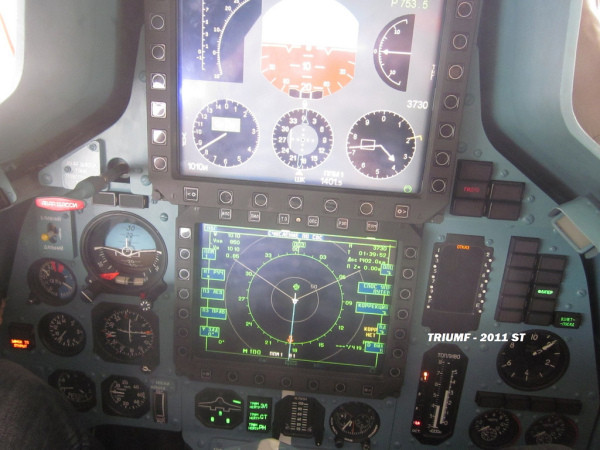 Cụ thể, khoang ở phía sau là vị trí của phi công lái chính với nhiệm vụ điều khiển chiến chiến đấu cơ. Nguồn ảnh: Triumf.