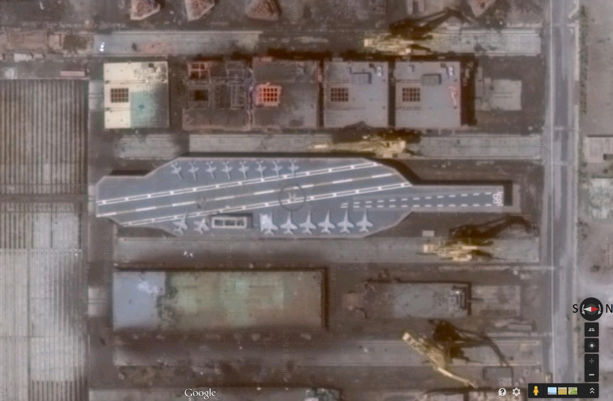 Theo những thông tin mới nhất được Business Insider dăng tải, Hải quân Iran dường như đang muốn mang những gì còn lại của tàu sân bay giả do nước này đóng mới ra huấn luyện bắn đạn thật tiếp. Nguồn ảnh: BI.