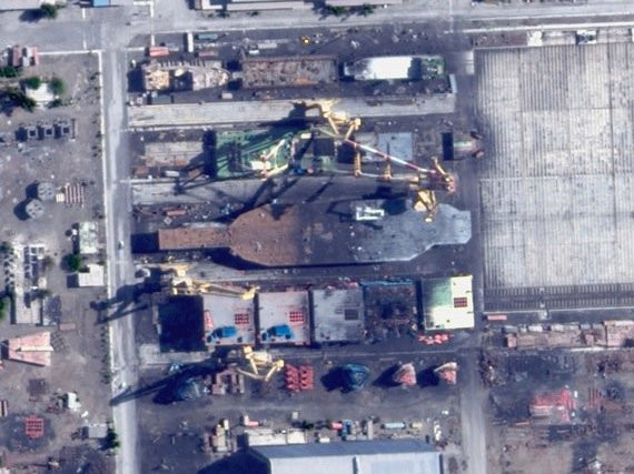 Ảnh chụp vệ tinh tàu sân bay giả của Iran khi được khởi công đóng mới. Nhìn từ trên không, tàu sân bay này không khác gì một "công trình" thực thụ. Nguồn ảnh: BI.