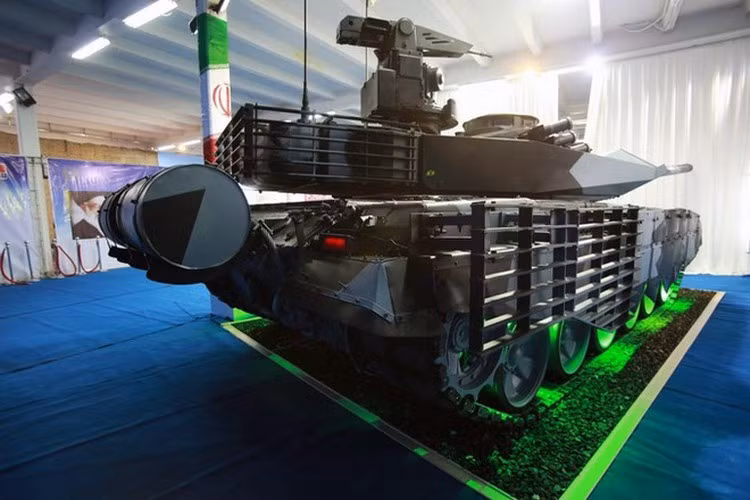 Giới chuyên gia nhận định, Karrar là bản nâng cấp đáng giá của T-72, chúng cũng được trang bị những hệ thống chiến đấu cũng như giáp tiên tiến hiện nay, xe trang bị pháo chính cỡ nòng 125mm có thể phóng tên lửa qua nòng pháo.