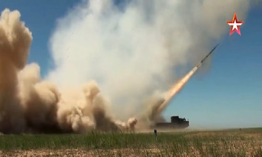 Xe phóng 9A52 có thể chuyển từ trạng thái hành quân sang khai hỏa chỉ trong vòng 3 phút. Người điều khiển có thể ra lệnh phóng đạn từ trong xe hoặc từ xa. Một loạt phóng toàn bộ 12 đạn chỉ kéo dài trong 38 giây.