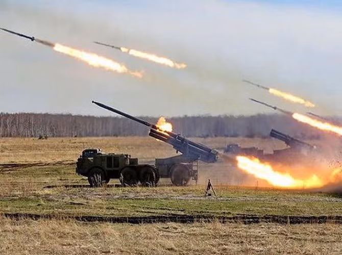 Việc nạp đạn được tiến hành bởi xe nạp 9T234-2. Loại xe này sử dụng chung khung gầm MAZ-543, được trang bị cần cẩu và 12 quả đạn dự trữ. Quá trình nạp đạn kéo dài 36 phút.