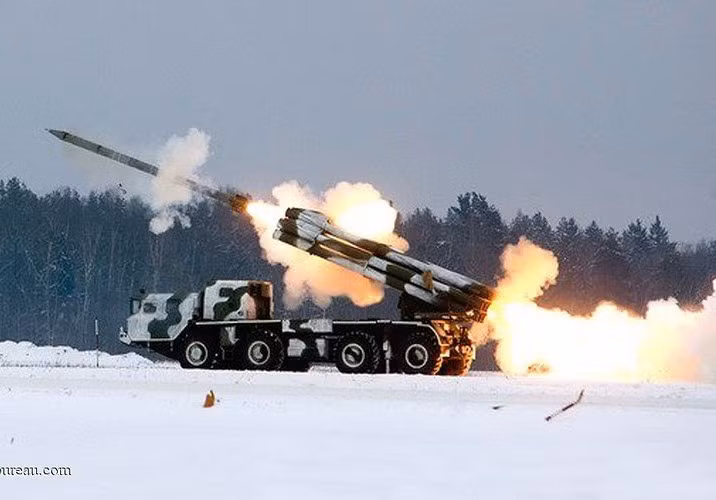 BM-30 Smerch từng tham chiến tại Chechnya, Ukraine và gần đây nhất là Syria. Tổ hợp Smerch hoàn chỉnh được Bộ Quốc phòng Nga định danh là 9K58, xe phóng đạn có định danh 9A52.