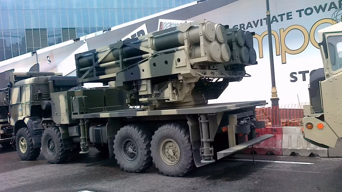 Trên mặt lý thuyết, EXTRA có tầm bắn tối đa lên tới 150 km cùng với việc mang theo đầu đạn nặng 120 kg. Tổng cộng tên lửa nặng 570 kg và dài 4,7 mét. Nguồn ảnh: Pinterest.