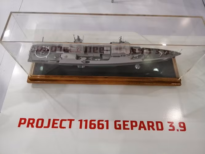 Phía sau tàu đã được bổ sung nhà chứa trực thăng kín và trên đó có một tháp radar mới, lắp radar trinh sát nhìn vòng kiểu Fregat-MAE hoặc bản nâng cấp của Pozitiv-ME.