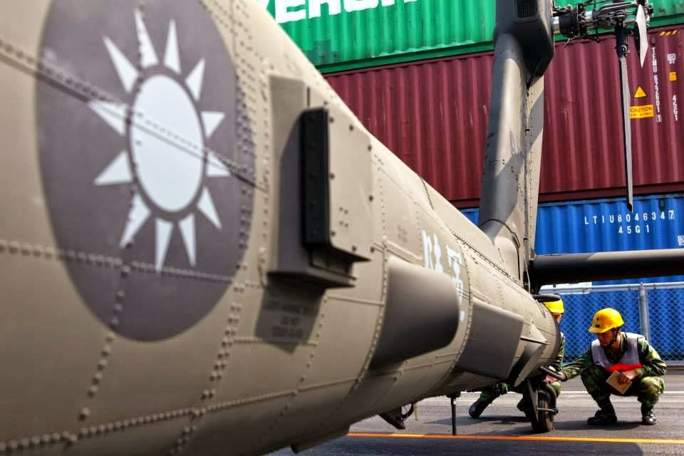 Ngoài khả năng vận tải, UH-60 cũng có khả năng mang theo vũ trang với việc mang theo được tối đa 2 súng máy hai bên hông hoặc mang theo cánh treo vũ khí với tổng cộng bốn giá treo. Nguồn ảnh: QQ.