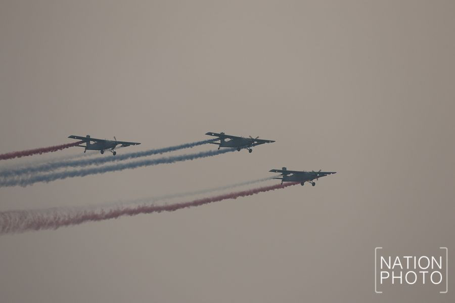 Mở màn cho cuộc trình diễn là những máy bay cánh bằng sử dụng động cơ cánh quạt vẽ màu quốc kỳ Thái Lan trên không. Nguồn ảnh: Defense.