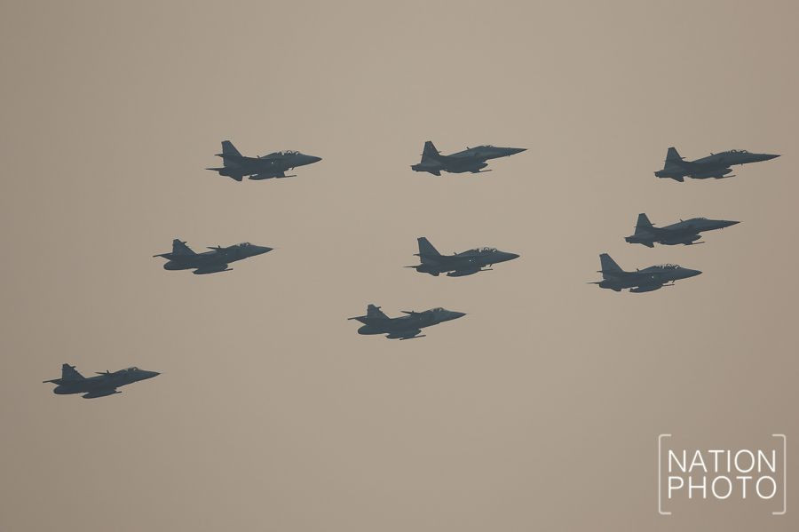 Tiếp theo đó là các phản lực Gripen của Không quân Hoàng gia Thái Lan xuất hiện. Nguồn ảnh: Defense.